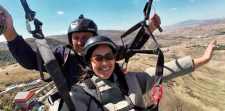 Zhetysu in Kasachstan: Die Abenteuerregion, die ich völlig unterschätzt habe Paragleiten über der Landschaft von Zhetysu, Kasachstan