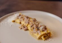 Tagliatelle, Tortelli & Co.: Pasta-Kochkurs in Florenz selbst erleben Pastakurs in Florenz: Teilnehmer bei der Zubereitung von frischer Pasta