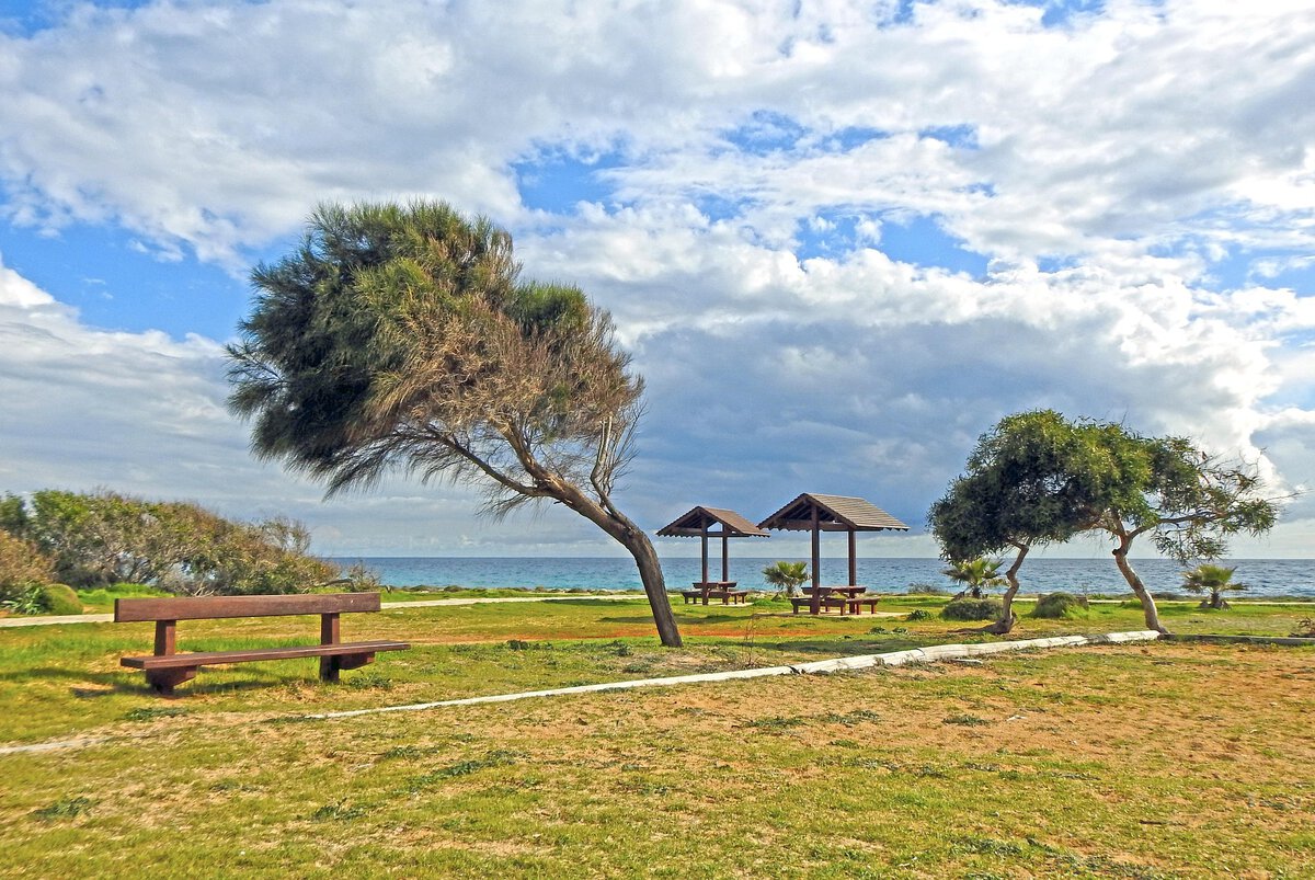 Picknickplatz in einem Park in Ayia Napa, Zypern.