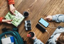Wellness-Reisen im Trend: Warum du deinen Urlaub nach Gefühl planst Reiseplanung am Laptop mit Fokus auf Wohlbefinden
