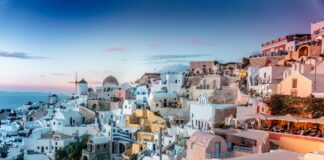 Santorini-Seilbahn umgehen: Mit dem Boot zum perfekten Kreuzfahrt-Tag Die Seilbahn von Santorini verbindet den Alten Hafen mit der Stadt Fira