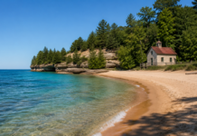 10 Naturstrände in den USA, die schöner sind als jeder Boardwalk Schoolhouse Beach in Wisconsin, USA, bekannt für seine runden Kieselsteine.