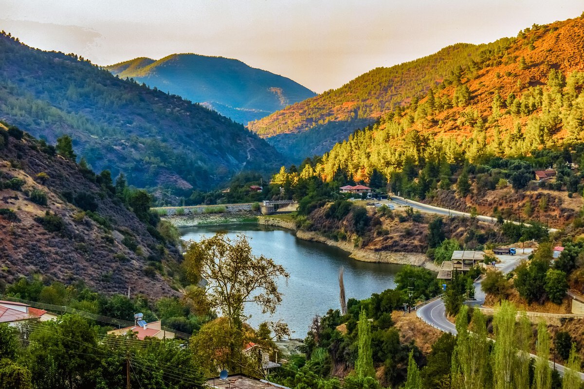 Staudamm im Troodos-Gebirge, Zypern.