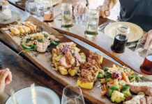 Central Otago Weintour ab Queenstown: Ein Tag voller Wein und Genuss Im Weinfass gekochtes Mittagessen, serviert auf einer Platte im Stoaker Room