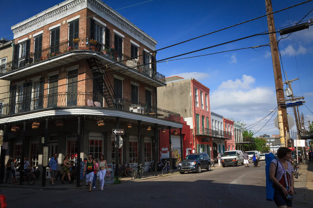 Straßenecke an der Frenchmen Street in New Orleans. Foto via Gary J. Wood - flickr