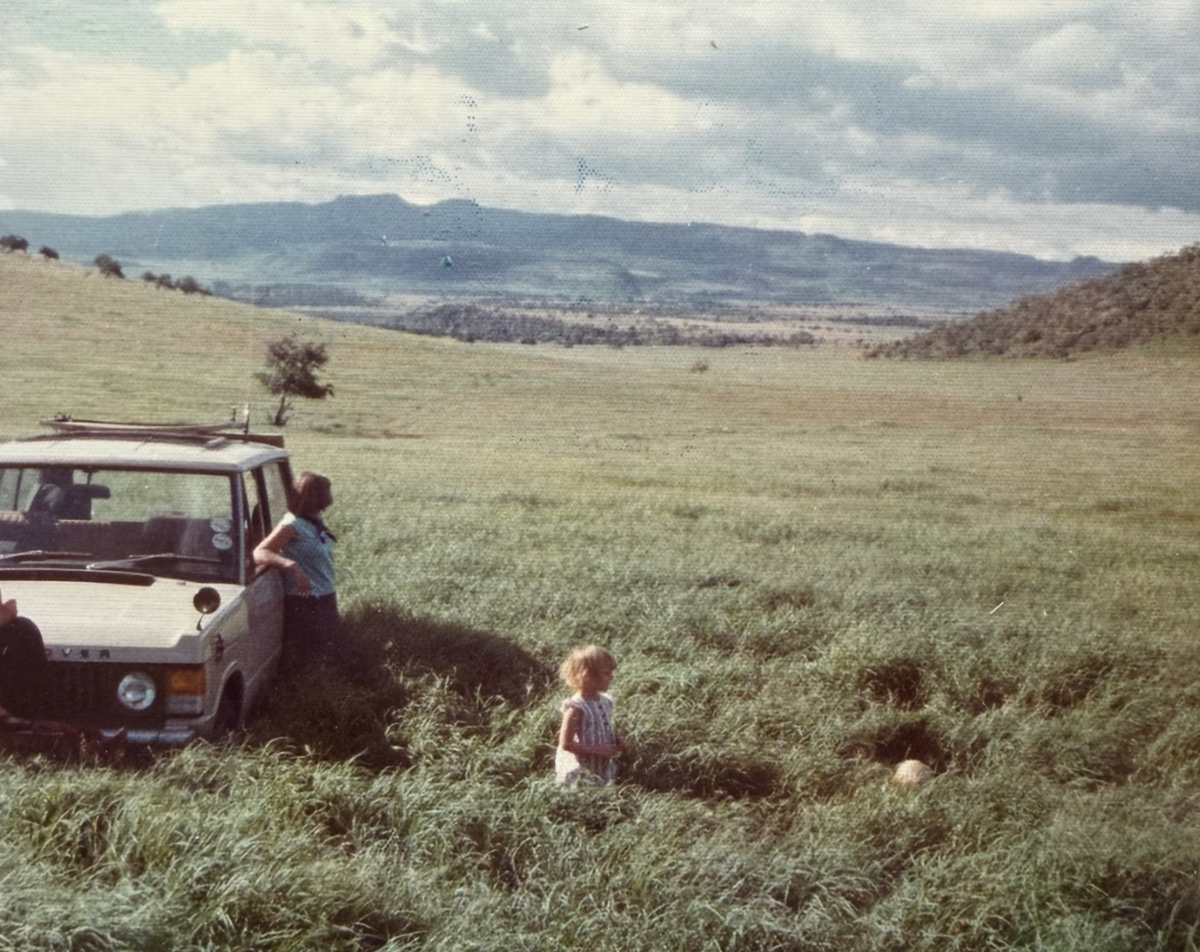 Tamara spielt 1975 in Kenia Verstecken.