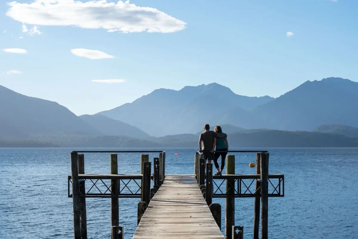 Die Uferpromenade von Te Anau, ein großartiger Ausgangspunkt für dein Abenteuer in Fiordland.