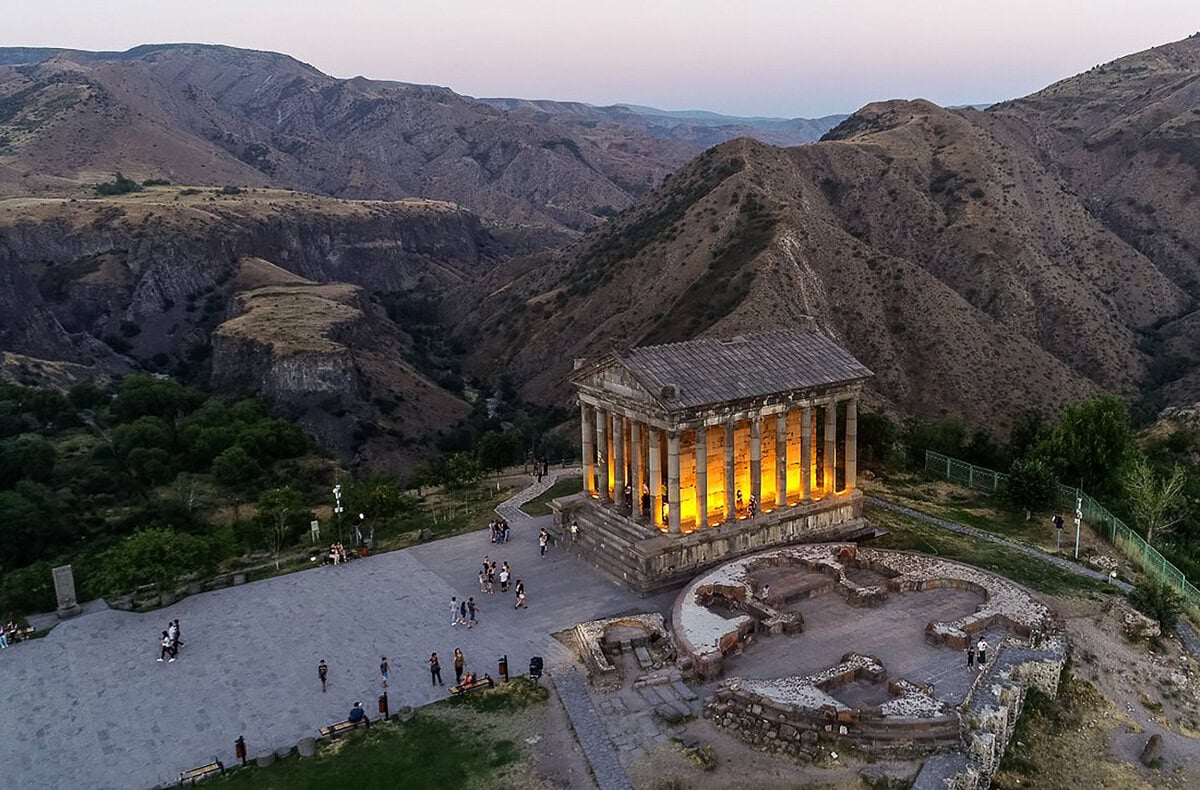 Garni-Tempel in der Abenddämmerung, Armenien.