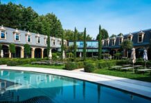Mailands Thermalbad-Geheimtipp: Terme De Montel in San Siro Außenansicht der Terme De Montel in den historischen Gestüt-Gebäuden in Mailand, Italien